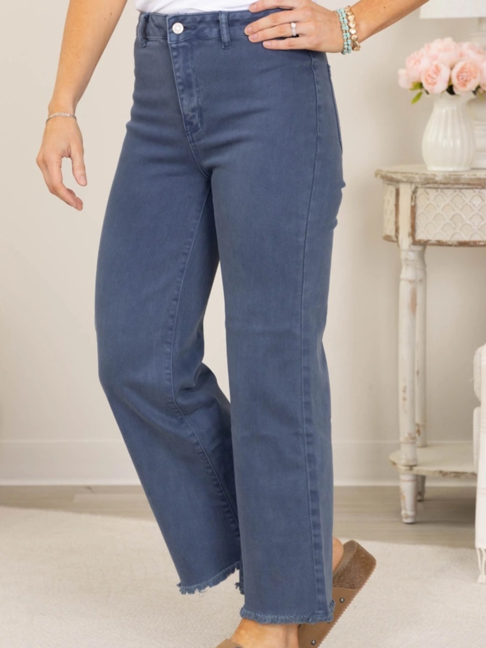 Zenana acid wash frayed hem jeans, size large
